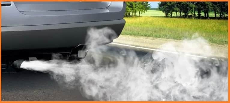 Moteur qui fume et sent mauvais : diagnostic rapide & solutions